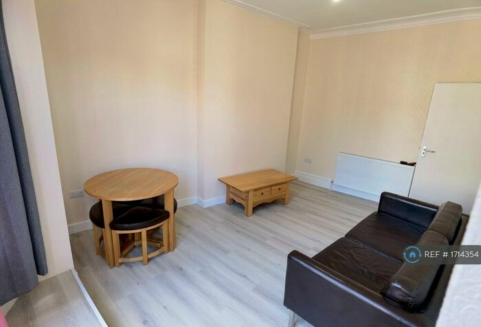4 Bedroom Flat To Rent In Pen-Y-Lan Road, Cardiff, CF24