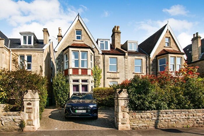 2 Bedroom Flat For Sale In Newbridge Hill, Bath, Somerset, BA1