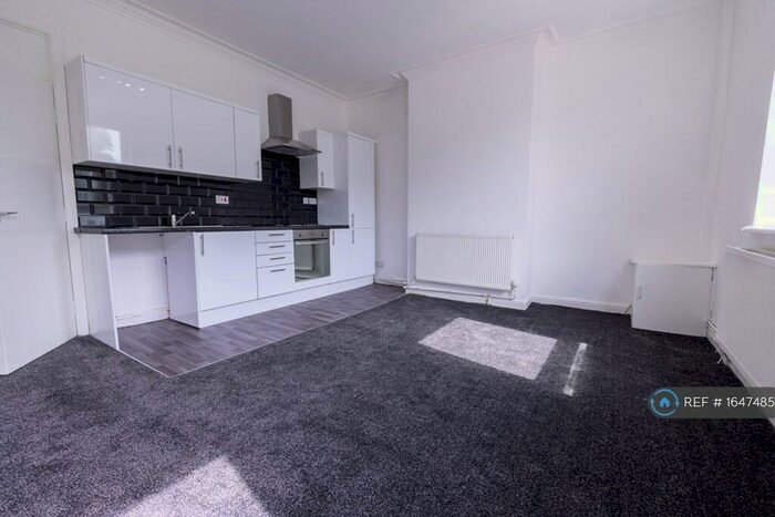 3 Bedroom Flat To Rent In Roundhay Road, Leeds, LS8