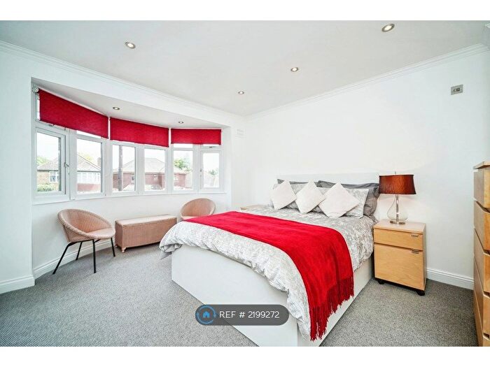 2 Bedroom Flat To Rent In Holland Gardens, Egham, TW20