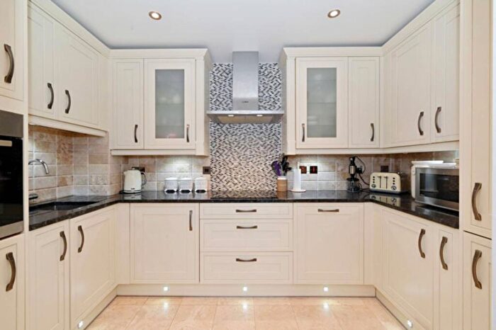 2 Bedroom Flat For Sale In Berglen Court, Limehouse, London, E14