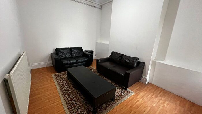 4 Bedroom Flat To Rent In Wilmslow Road, Manchester, M14