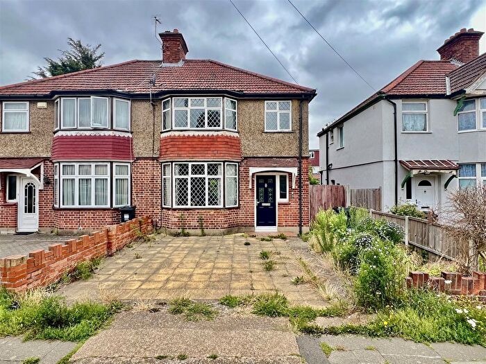 3 Bedroom Semi-detached House For Sale In Meadow Waye, Heston, TW5