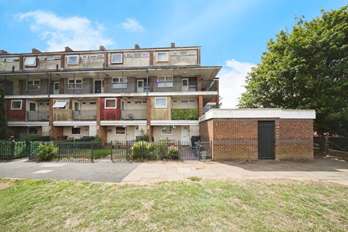 3 Bedroom Flat For Sale In Arrow Close, Luton, LU3