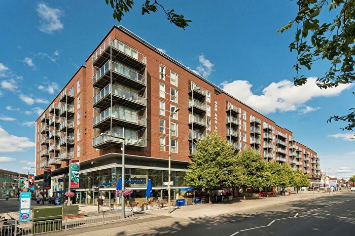 2 Bedroom Flat To Rent In The Heart, New Zealand Avenue, KT12