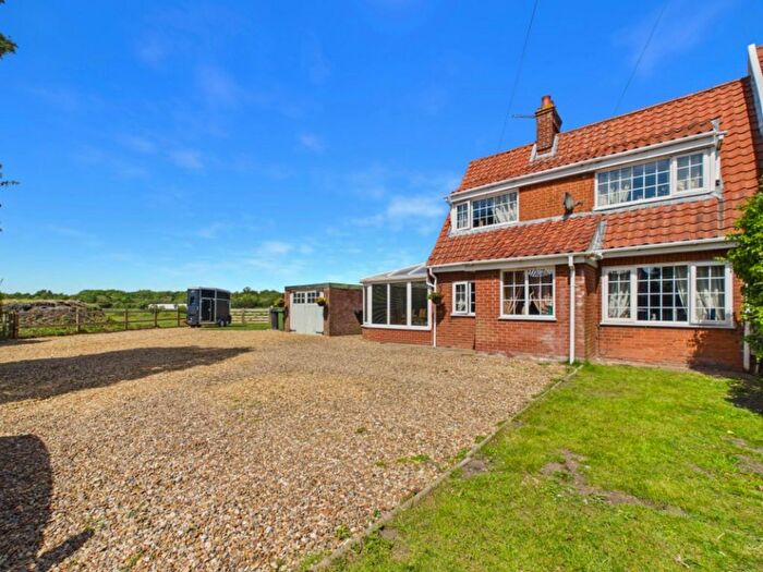 3 Bedroom Semi-Detached House For Sale In Pirnhow Street, Broome, Bungay, NR35