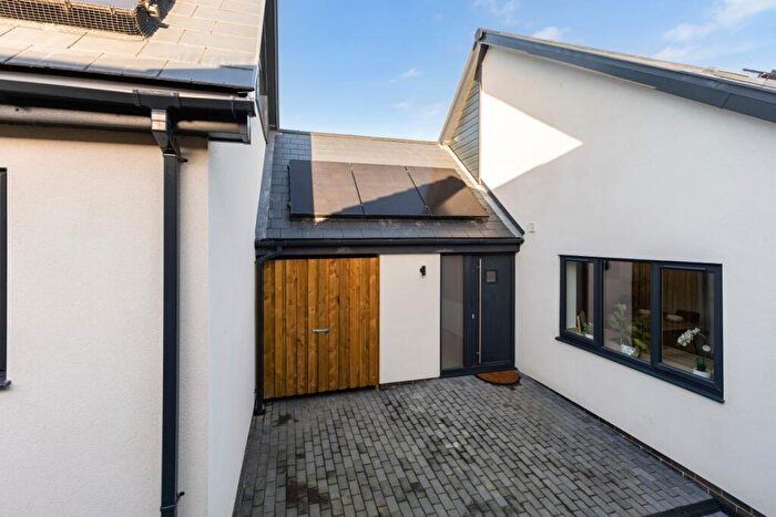 2 Bedroom House To Rent In Upper Road Kennington, OX1