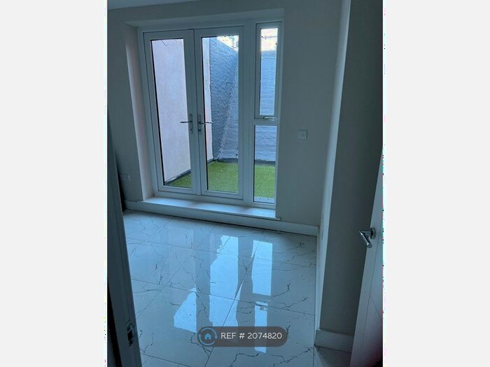 Studio To Rent In High Street, Grays, RM17