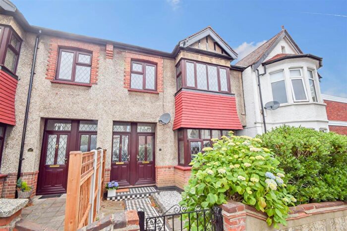 2 Bedroom Flat To Rent In Leigham Court Drive, Leigh-on-Sea, SS9