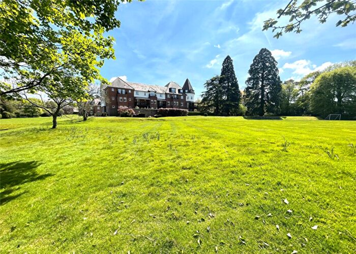 2 Bedroom Flat For Sale In Beacon Crescent, Hindhead, Surrey, GU26