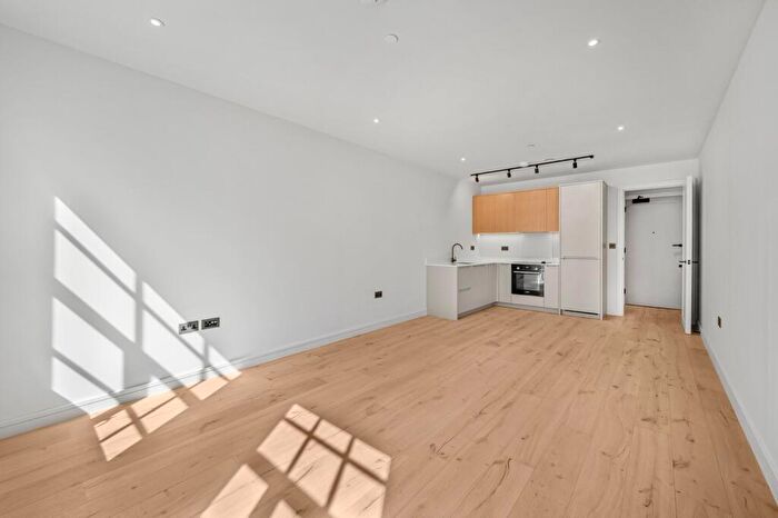 2 Bedroom Apartment To Rent In Hollybush Gardens, London, E2