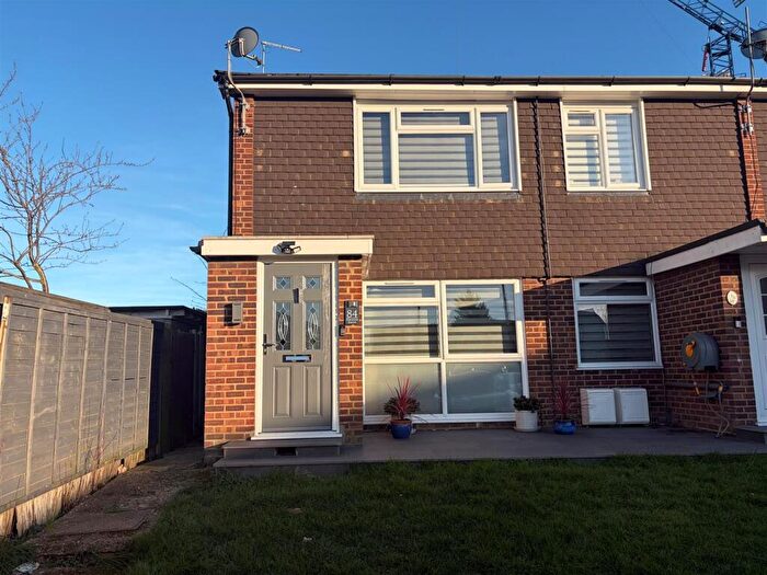 2 Bedroom Maisonette For Sale In Davison Drive, Cheshunt, EN8