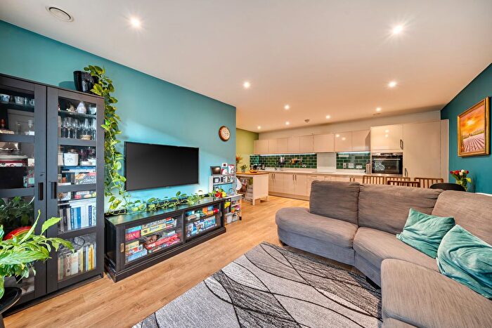 3 Bedroom Flat For Sale In Lomond Grove, London, SE5