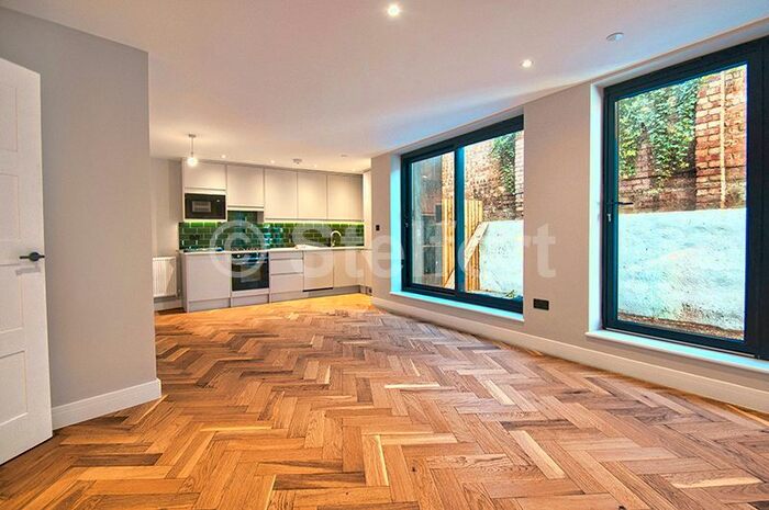 3 Bedroom Flat To Rent In Crownage Close, London, E7