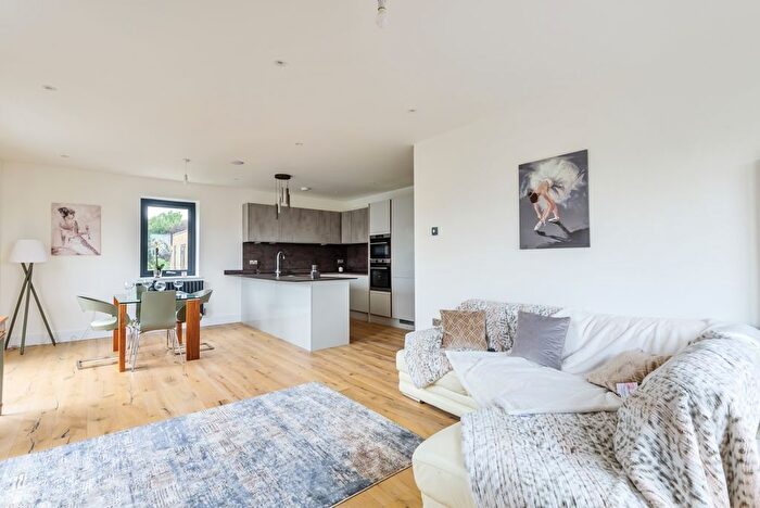 2 Bedroom Flat To Rent In Bellingham Road, London, SE6