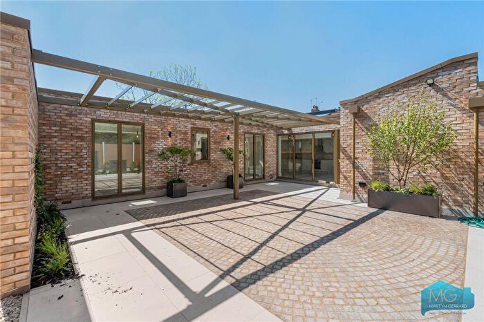 3 Bedroom Bungalow For Sale In Bow Lane, London, N12