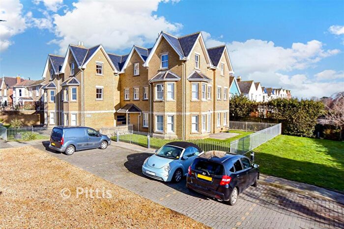 2 Bedroom Flat For Sale In Gate Lane, Freshwater, Isle Of Wight, PO40