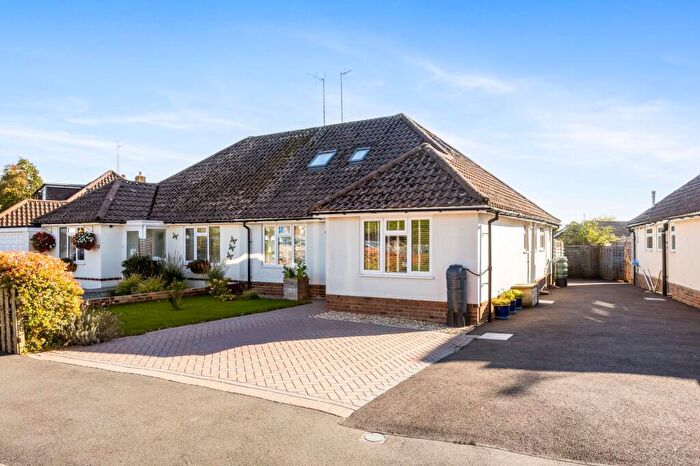 4 Bedroom Chalet For Sale In Dawn Close, Upper Beeding, BN44
