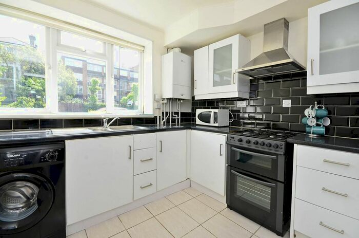 2 Bedroom Flat To Rent In Putney Hill, Putney, London, SW15