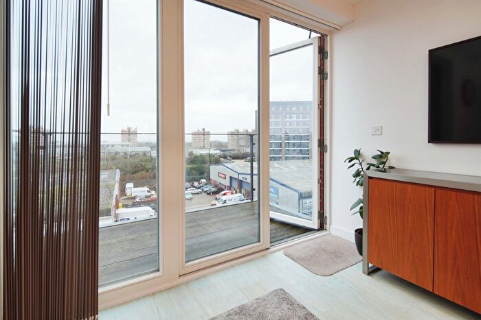 2 Bedroom Flat For Sale In Goldstone Lane, Hove, BN3