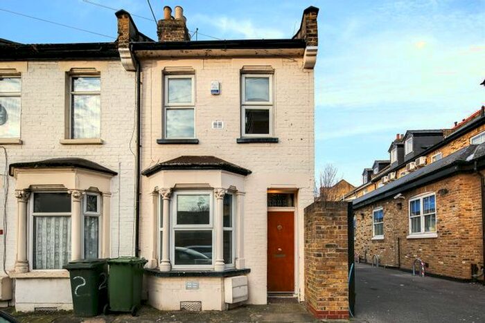 3 Bedroom End Of Terrace House To Rent In Glenavon Road, Stratford, London, E15