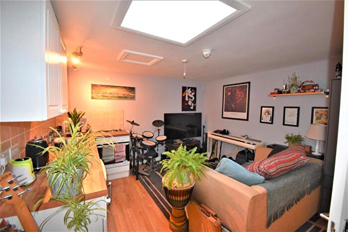 1 Bedroom Flat To Rent In High Street, Chesham, HP5