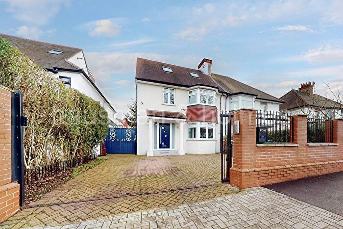 4 Bedroom Semi Detached House For Sale In The Vale, NW11