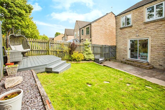 3 Bedroom Detached House For Sale In Field Close, Halifax, HX3