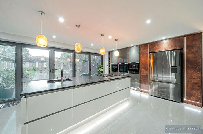 4 Bedroom Detached House For Sale In Rowan Walk, Hornchurch, RM11