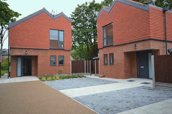 3 Bedroom Property To Rent In Three Bedroom House - Aldersbrook Road, Wanstead, (&pound;, Pcm), E12