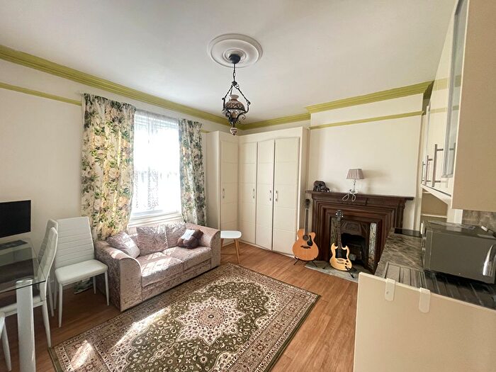 1 Bedroom Flat To Rent In Twyford Avenue, Acton, London, W3