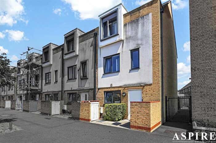 3 Bedroom End Of Terrace House For Sale In Arisdale Avenue, South Ockendon, RM15
