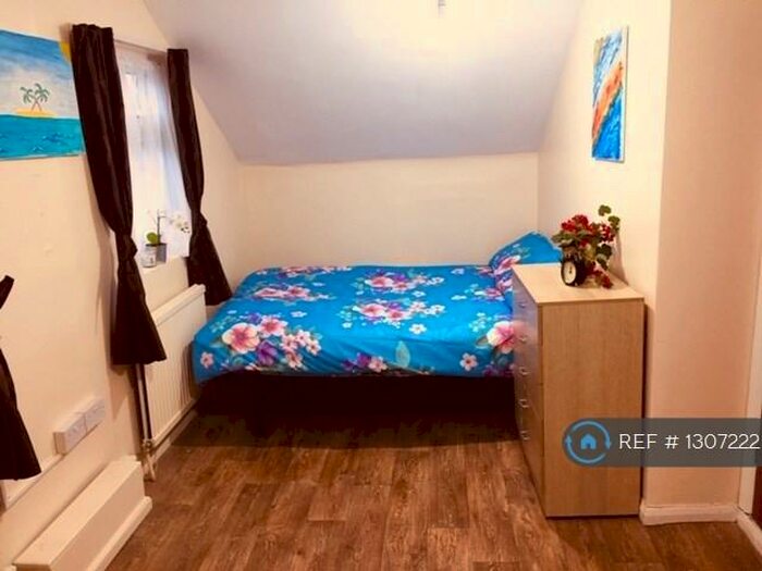 Studio To Rent In Green Lanes, London, N8