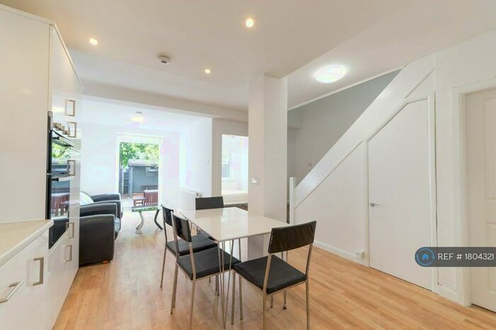 4 Bedroom Maisonette To Rent In Doric House, London, E2