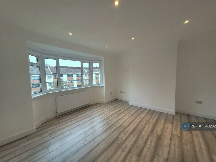 2 Bedroom Flat To Rent In Friern Park, London, N12