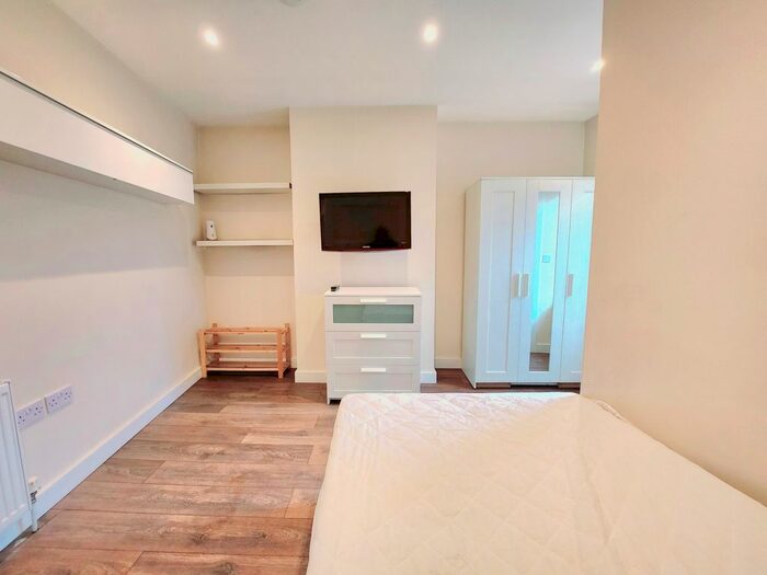 2 Bedroom Flat To Rent In Cassio Road, Watford, Hertfordshire, WD18