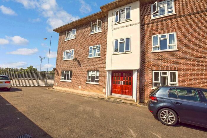 2 Bedroom Flat To Rent In Station Road, West Horndon, Brentwood, CM13