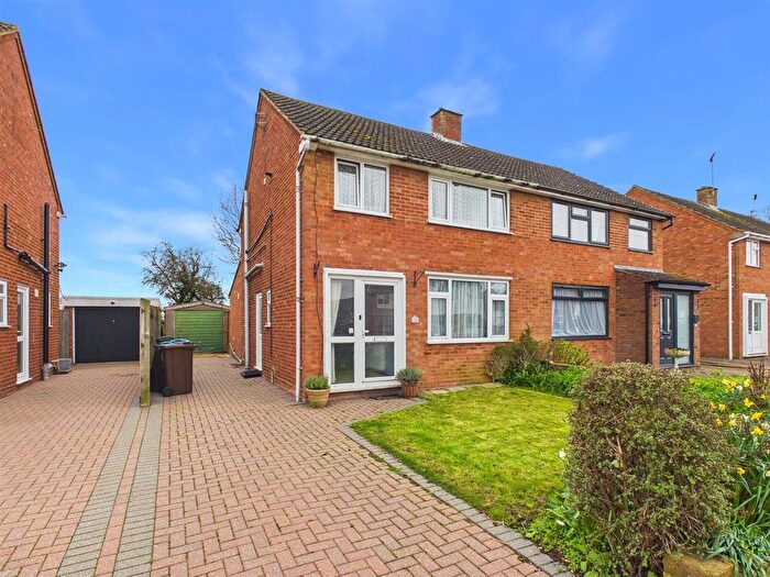 3 Bedroom Semi Detached House For Sale In Finmere Crescent, Bedgrove, Aylesbury, HP21