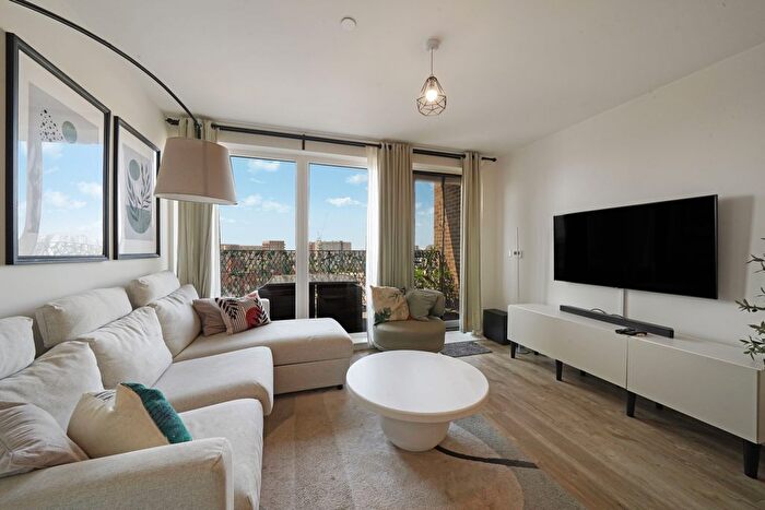 2 Bedroom Flat To Rent In Chailey Place, Hayes, UB3