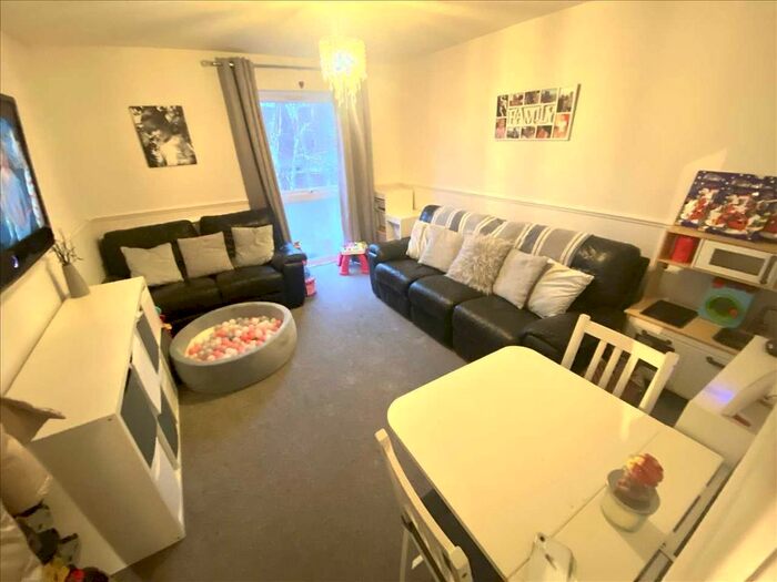 2 Bedroom Maisonette To Rent In Jubilee Way, Sidcup DA14