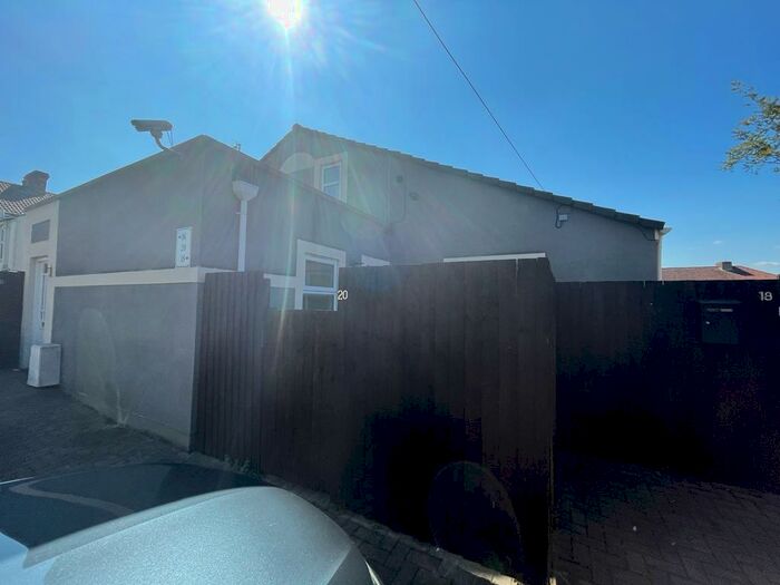 2 Bedroom Flat To Rent In Moravian Road, Kingswood, Bristol, BS15