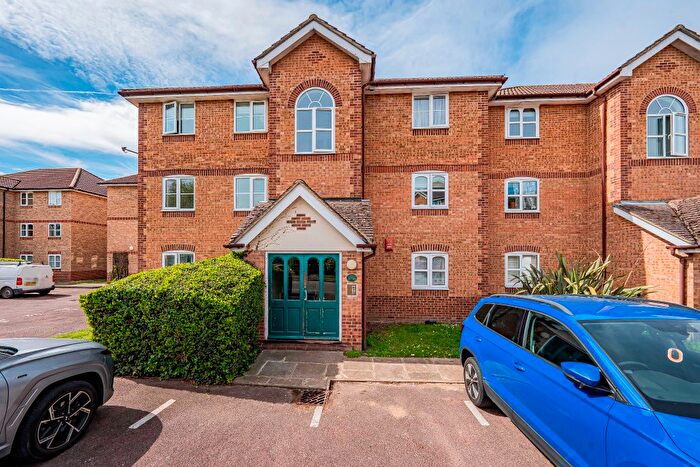 2 Bedroom Flat For Sale In Worcester Gardens, Slough, SL1