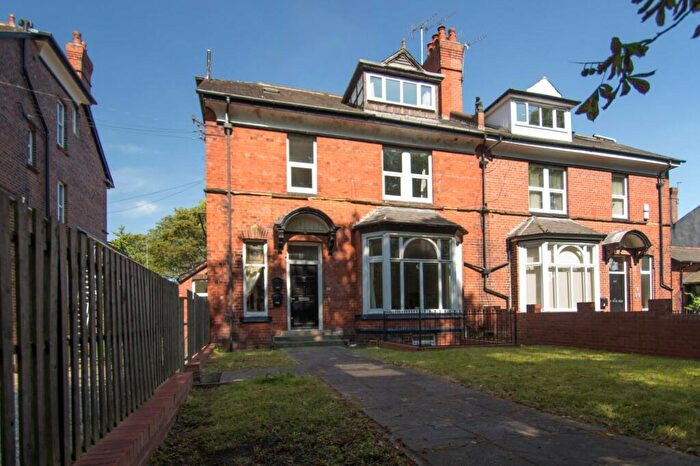 2 Bedroom Apartment To Rent In Otley Road, Leeds, West Yorkshire, LS16