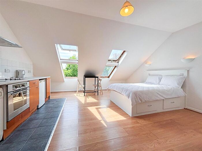 Studio To Rent In Battersea Park Road, Battersea, SW11