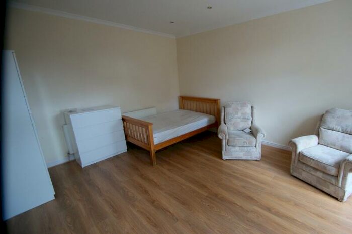 1 Bedroom Flat To Rent In Knowle Terrace, Burley, Leeds, LS4