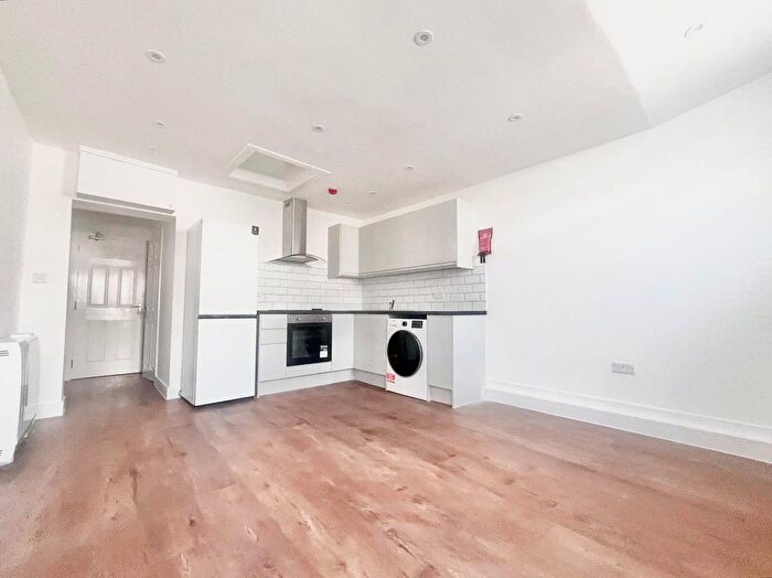 Studio To Rent In Hanworth Road, Hounslow, TW3
