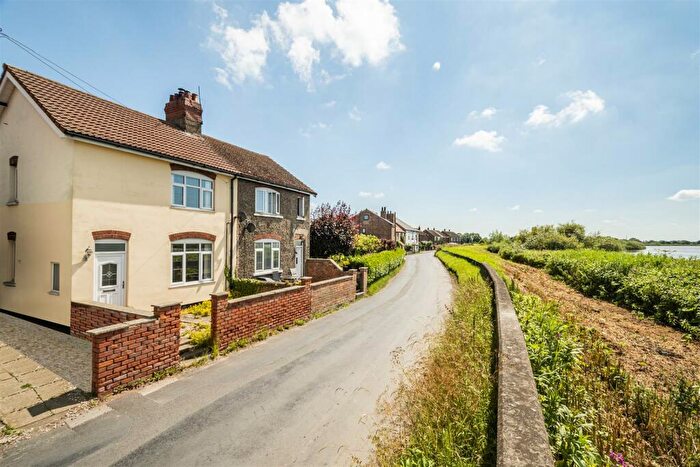 2 Bedroom Cottage For Sale In Ward Cottages, Skelton, DN14