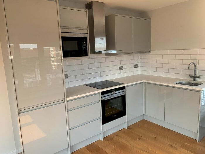 3 Bedroom Flat To Rent In Flat Signal House, Great Suffolk Street, London, SE1