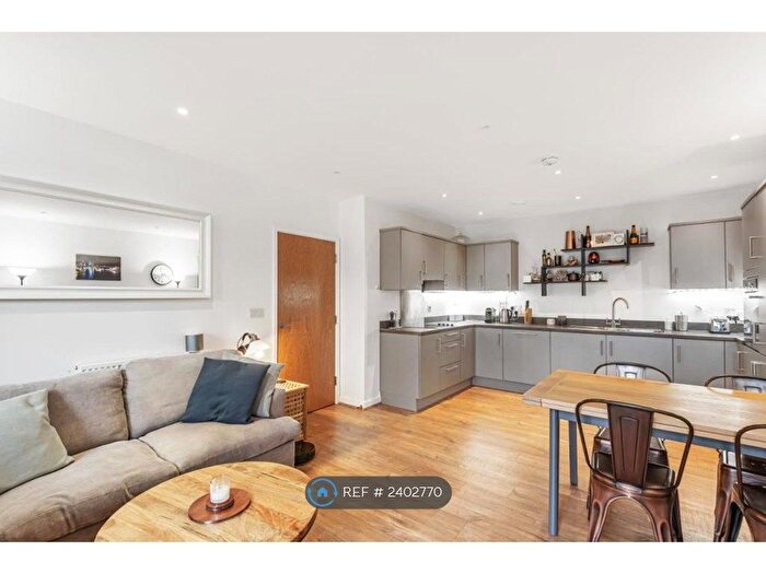 2 Bedroom Flat To Rent In Boundaries Road, London, SW12