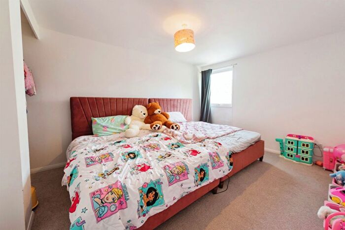3 Bedroom End Of Terrace House For Sale In Linnet Close, Waterlooville, PO8